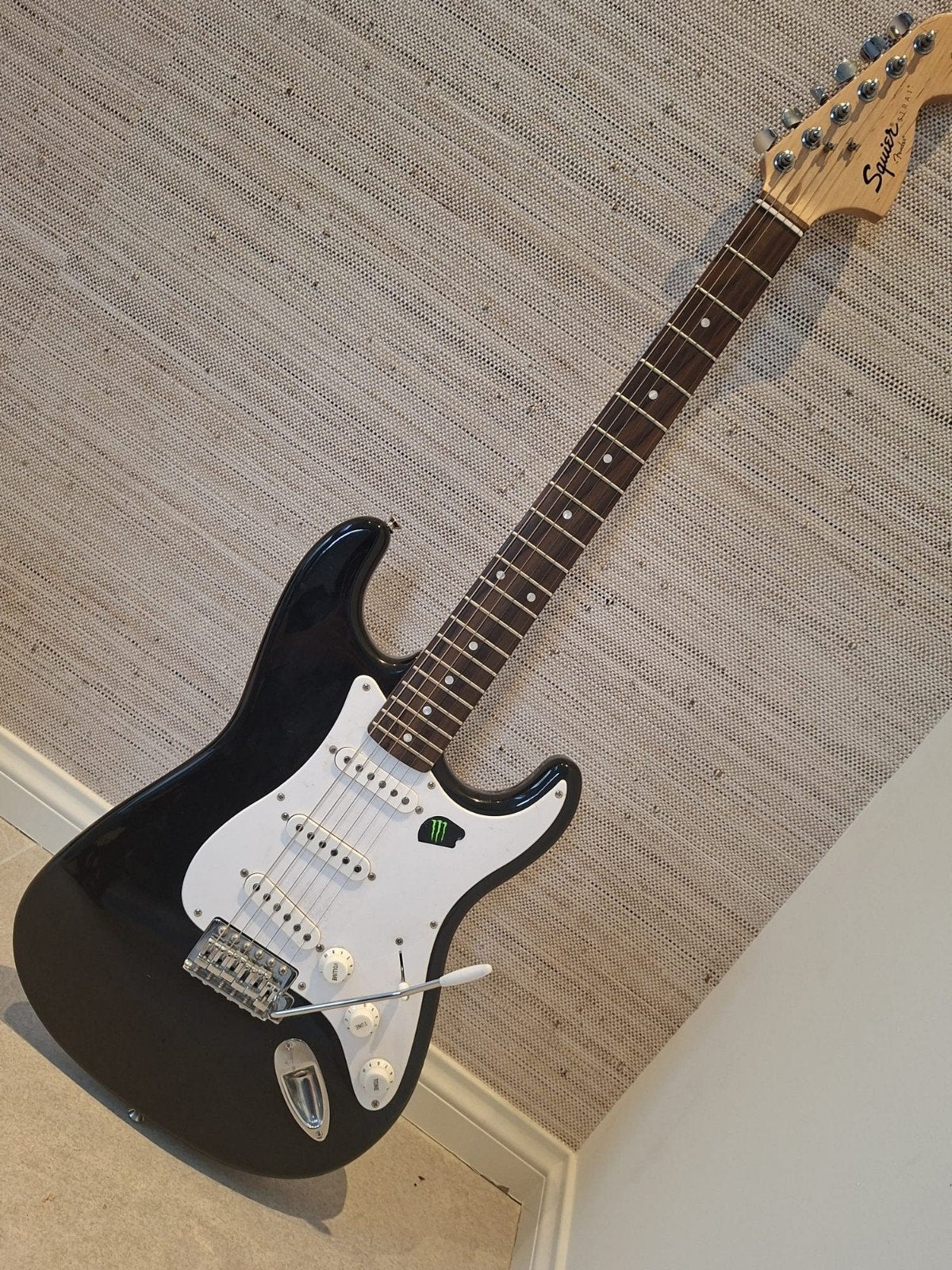 Squier Stratocaster elektrische gitaar - Zwart, Muziek en Instrumenten, Ophalen, Gebruikt, Solid body, Fender
