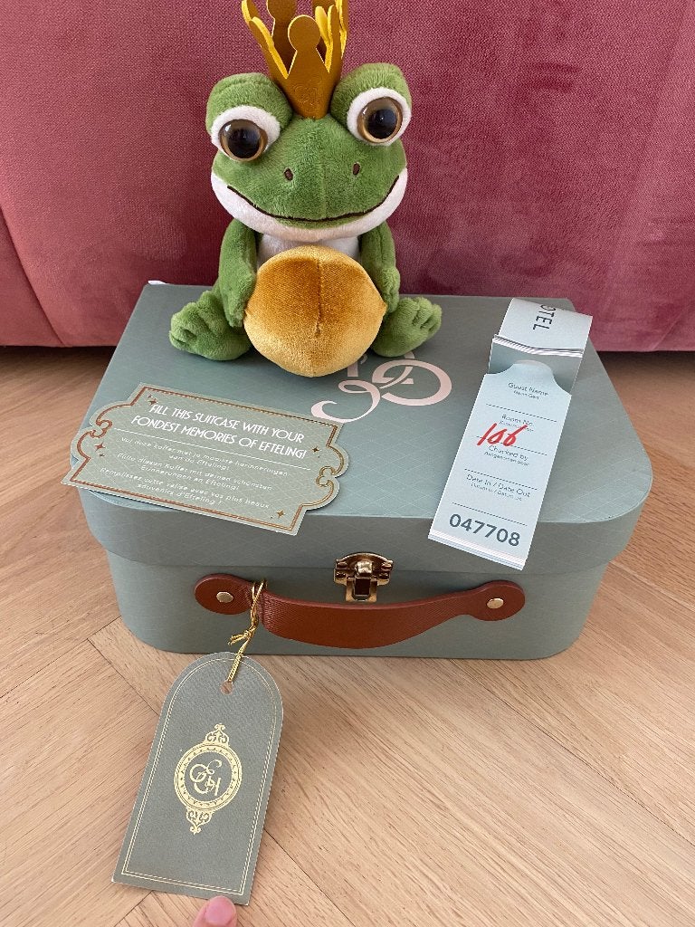 Efteling kikker knuffel met koffer Grandhotel, Ophalen of Verzenden, Zo goed als nieuw, Kikker