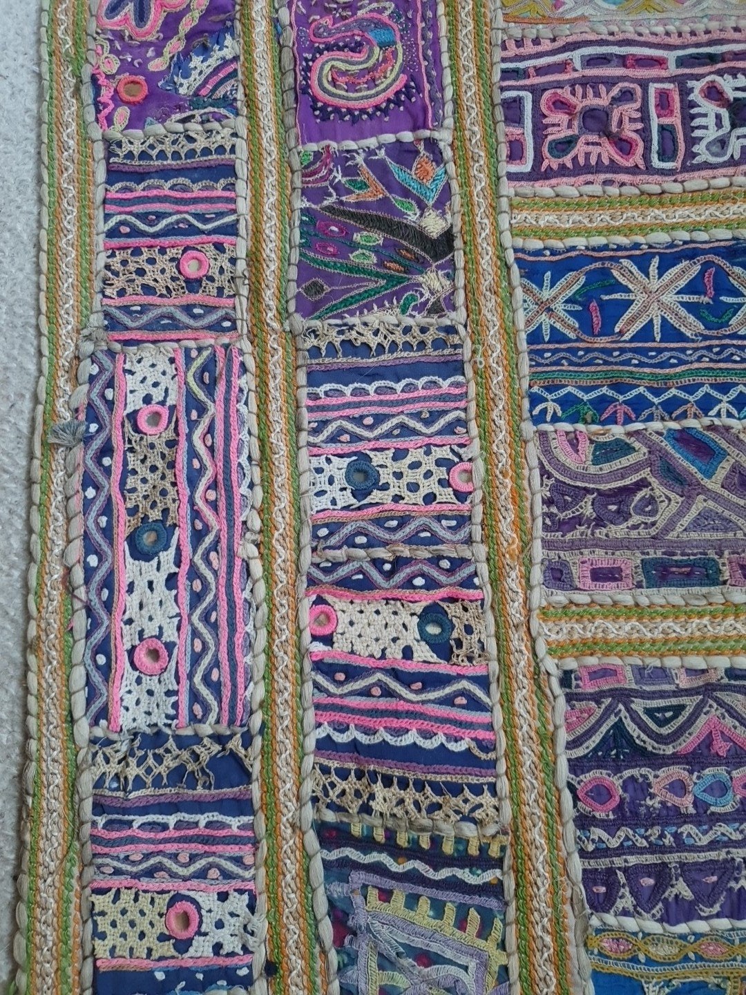 Rajasthan wandwandkleed, geborduurd in roze tinten. India, 100 tot 150 cm, Zo goed als nieuw, Rajasthan. Indiaas, Roze