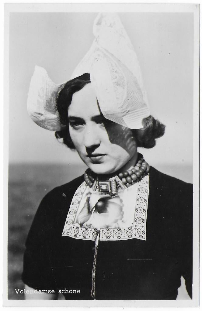 Volendam Klederdacht Ongelopen Ansichtkaart ( B6619 ), Ophalen of Verzenden, 1940 tot 1960, Ongelopen, Noord-Holland