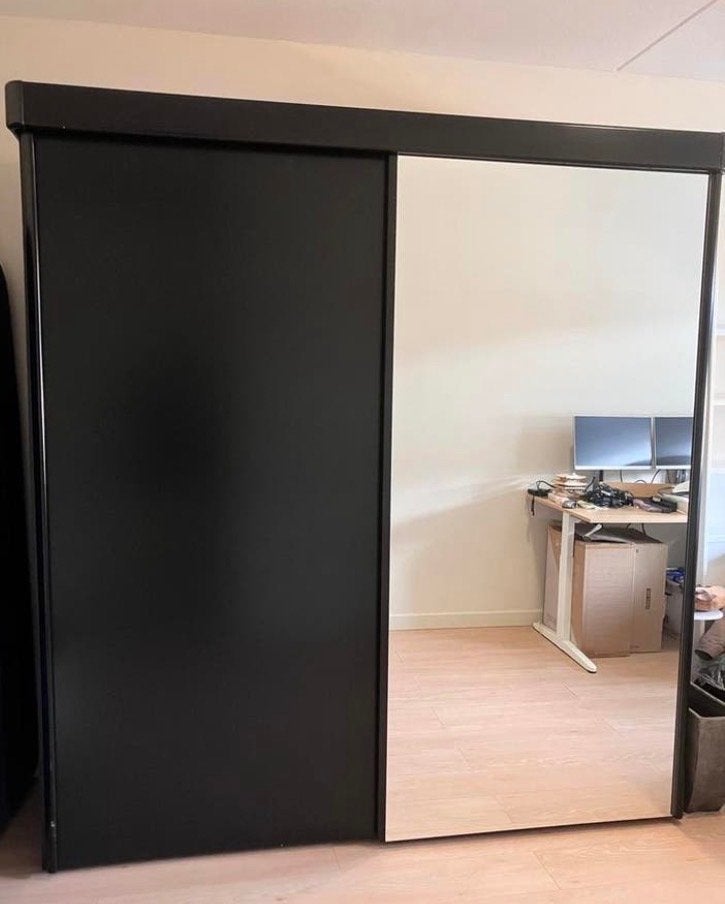 Zwarte kledingkast met spiegel schuifdeur, Huis en Inrichting, Ophalen, Met plank(en), Gebruikt, 100 tot 150 cm