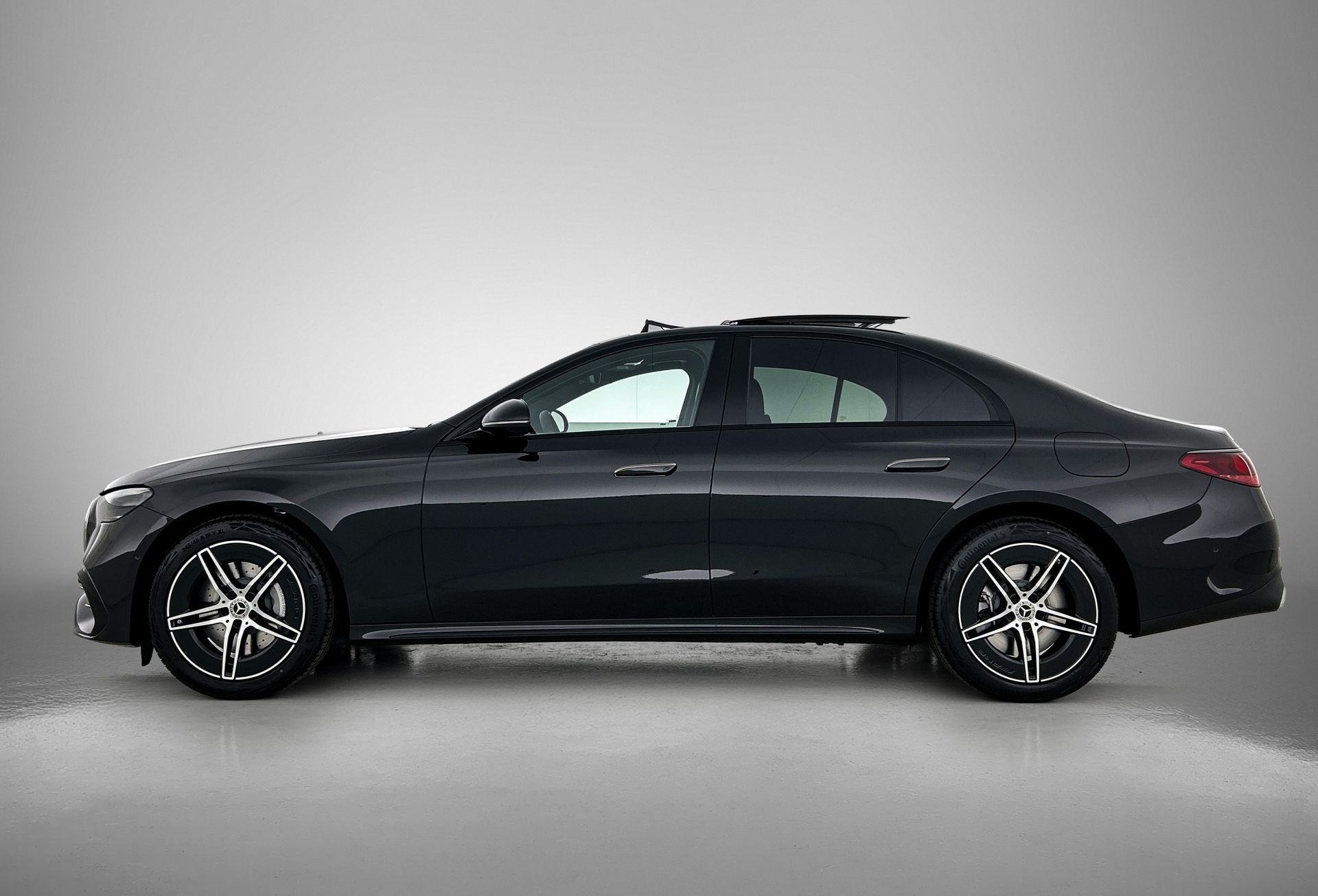 Mercedes-Benz E-Klasse 300 e Business Solution AMG | Comfort, Auto's, Achterwielaandrijving, Zwart, Zwart, Plug-in hybride