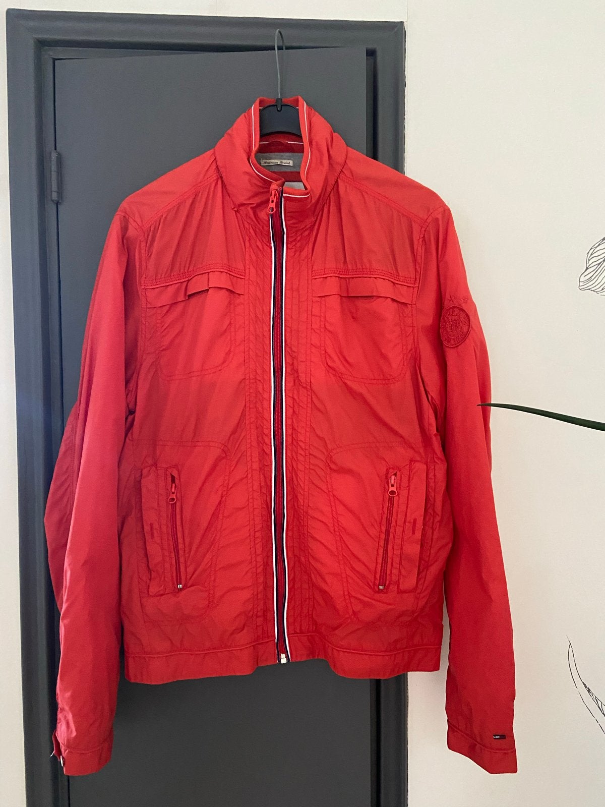 Mooie rode jas Tommy Hilfiger M met veel zakken en capuchon, Ophalen of Verzenden, Zo goed als nieuw, Overige maten, Rood