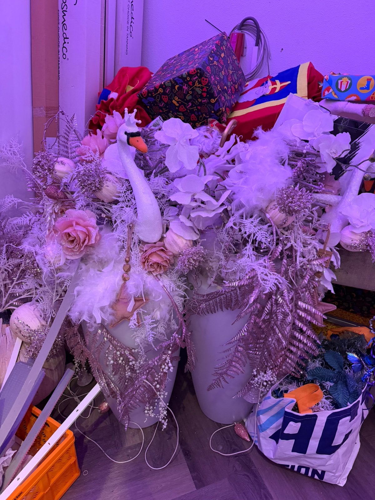 2 vazen met decoratie alles van  intratuin, Huis en Inrichting, Ophalen, Zo goed als nieuw