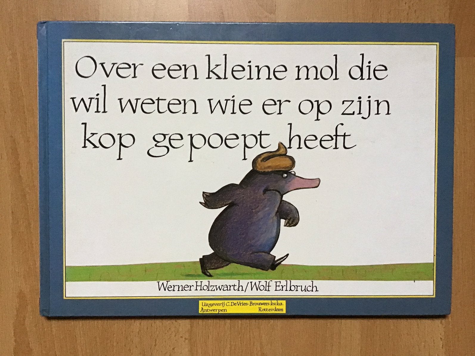 Over een kleine mol die wil weten wie er op - W. Holzwarth, Boeken, Ophalen of Verzenden, Zo goed als nieuw