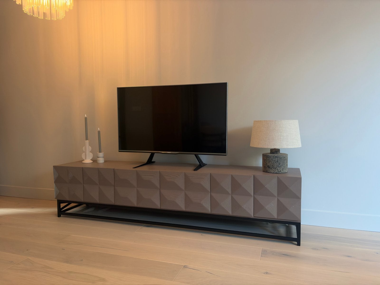 Massief eiken tv meubel met uniek design, 150 tot 200 cm, Ophalen of Verzenden, Zo goed als nieuw, Minder dan 100 cm