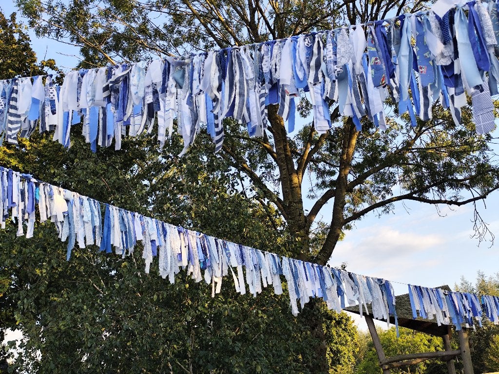 3 lange slingers met blauw witte stofjes, Ophalen of Verzenden, Gebruikt, Versiering, Verjaardag