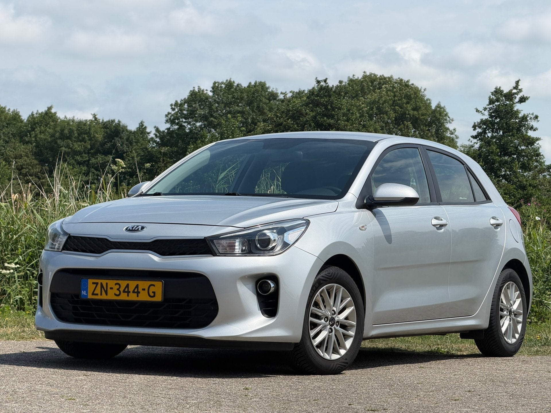 Kia Rio 1.0 TGDI DynamicLine - Silky Silver - Camera/Carplay, Auto's, Kia, Voorwielaandrijving, Gebruikt, 49 €/maand, Origineel Nederlands