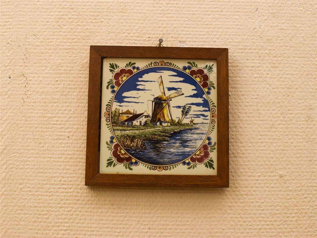 Wandtegel in een houten lijstje 51623, Ophalen of Verzenden, Gebruikt
