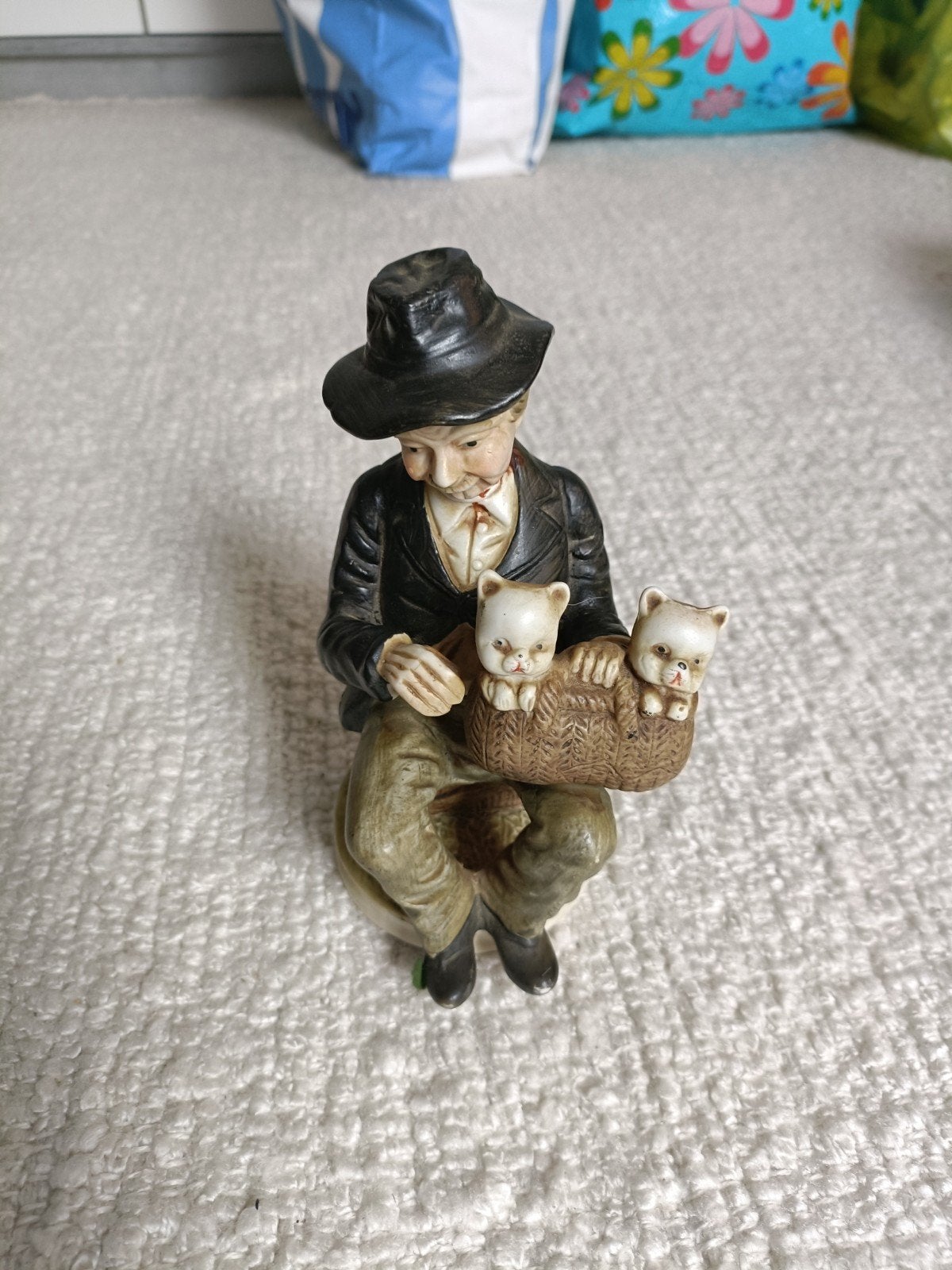 Vintage beeldje man met katjes in mandje, Verzamelen, Ophalen of Verzenden