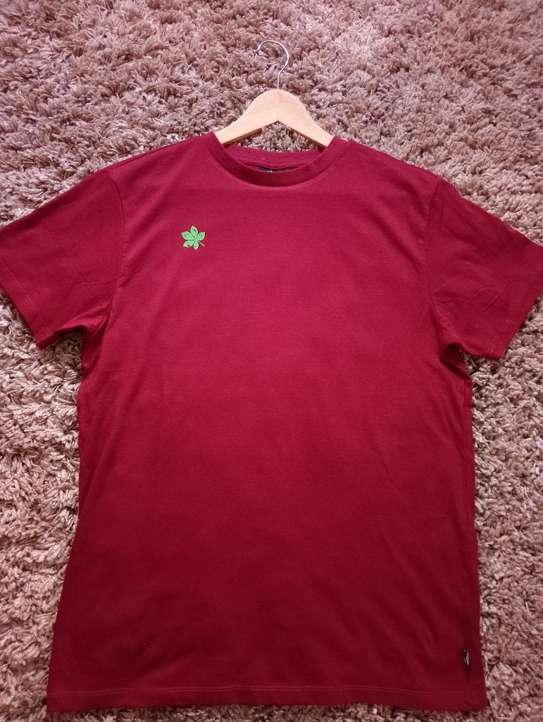 Bordeauxrood T-shirt met groen bladmotief, Onbekend, Maat 48/50 (M), Nieuw, Ophalen of Verzenden