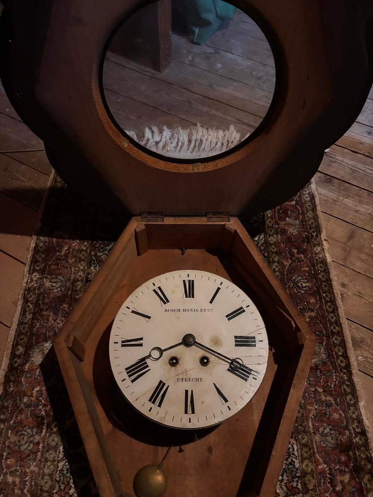 Klok Oeil de Boeuf wandklok, Ophalen