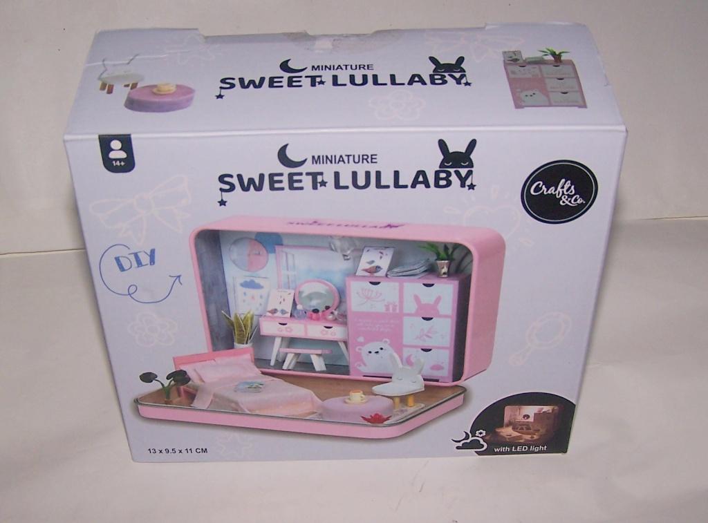 DIY miniatuur bouwpakket slaapkamer Sweet Lullaby. Nieuw., Ophalen of Verzenden, Nieuw, 1:50 of kleiner, Diorama