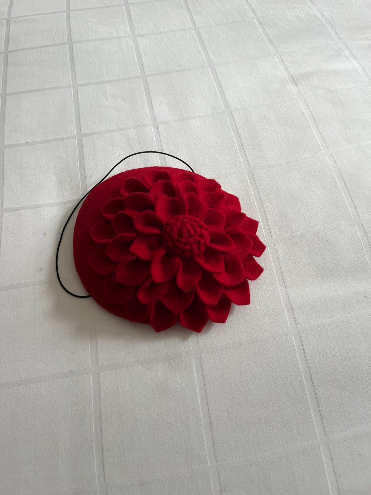 Rode fascinator, Kleding | Dames, Hoeden en Petten, Ophalen of Verzenden, Zo goed als nieuw, One size fits all, Hoed