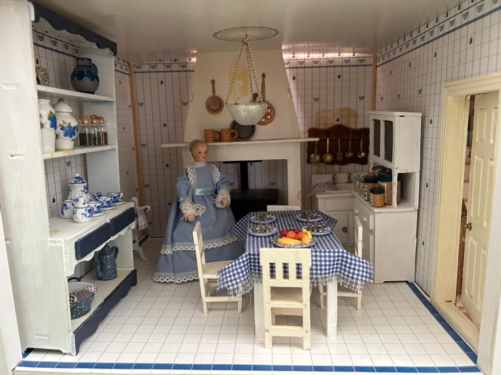 Prachtig poppenhuis met onderplaat voor de tuin, Verzamelen, Poppenhuizen en Toebehoren, Ophalen, Zo goed als nieuw, Poppenhuis