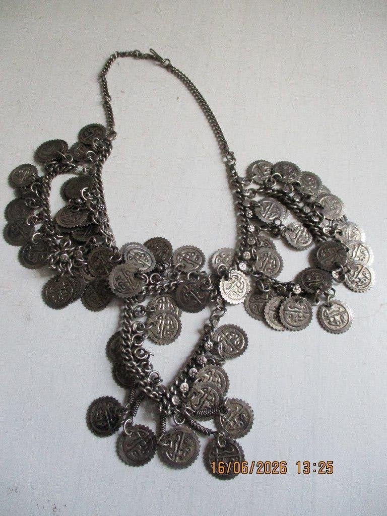 ketting india metaal 49 cm.l veel ronde bedels india logo, Ophalen of Verzenden, Gebruikt, Zilver, Overige materialen