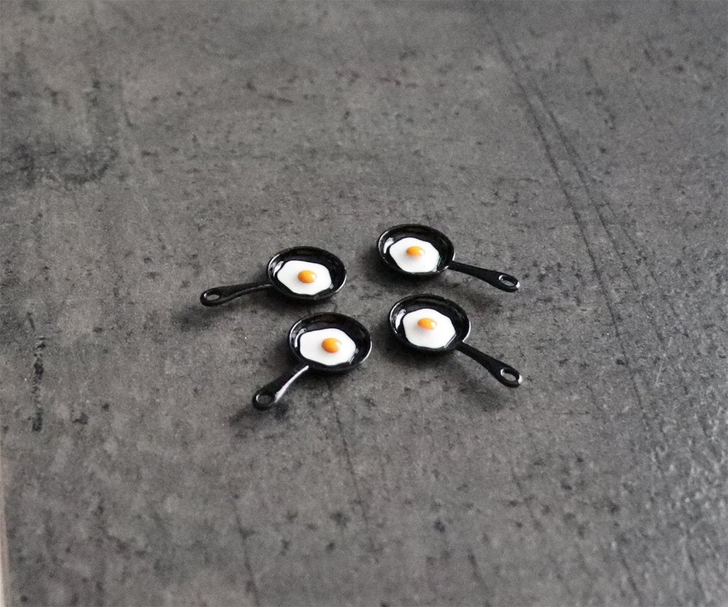Koekenpannen pan pannetjes met ei miniatuur nieuw 1:12 Zwart, Ophalen of Verzenden, Nieuw, Decoratie