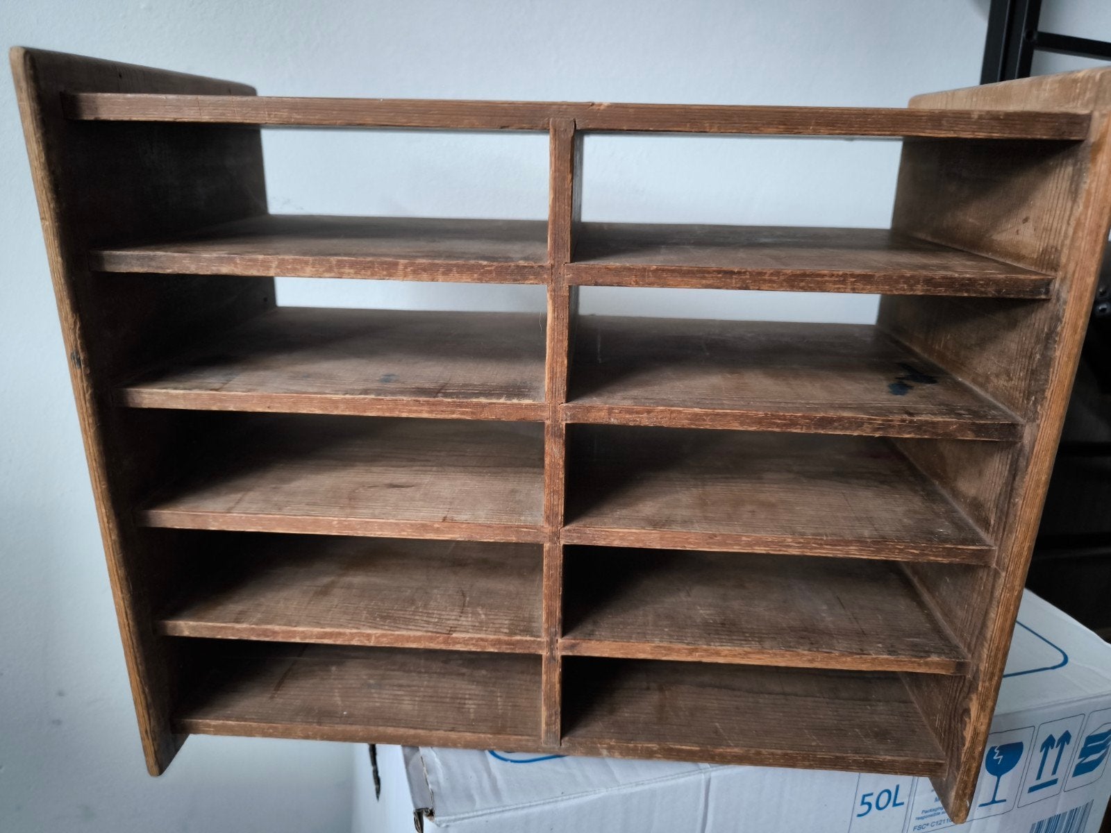 Vintage houten sorteerrek / postvakkenkast, Ophalen