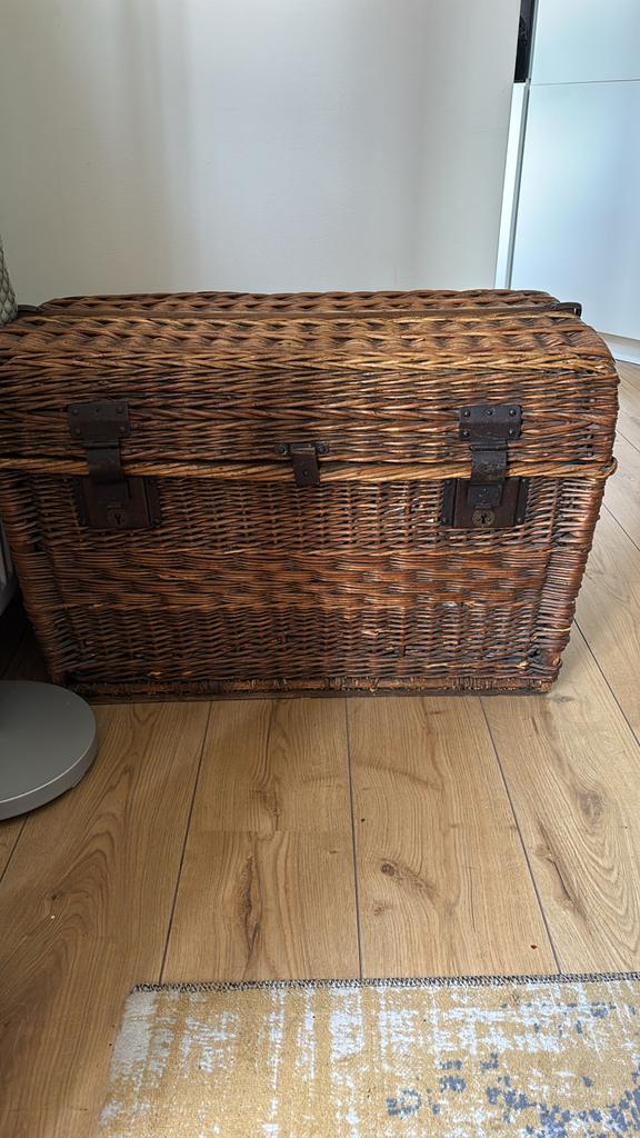 Antieke rieten kist / mand met metalen sluitingen, Ophalen, Overige materialen, 50 tot 100 cm, 50 tot 75 cm