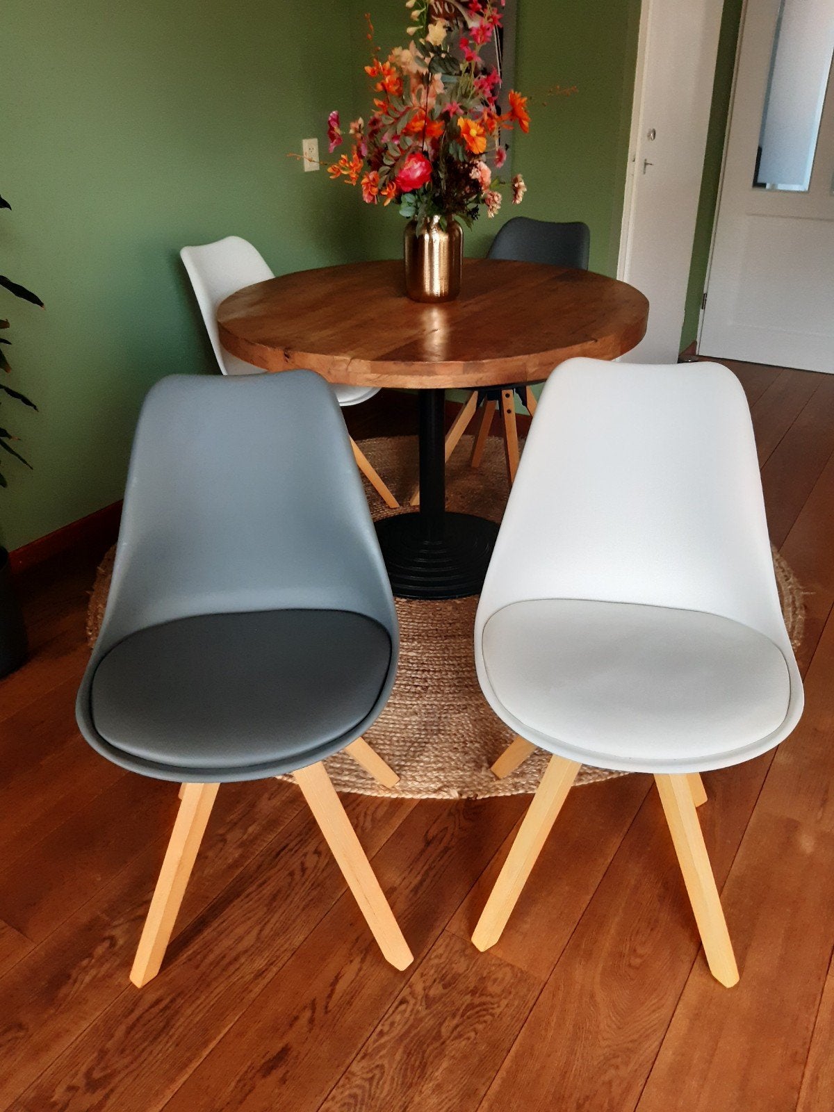 4 kuipstoelen: 2 wit, 2 antraciet met leren zitvlak, Huis en Inrichting, Ophalen of Verzenden