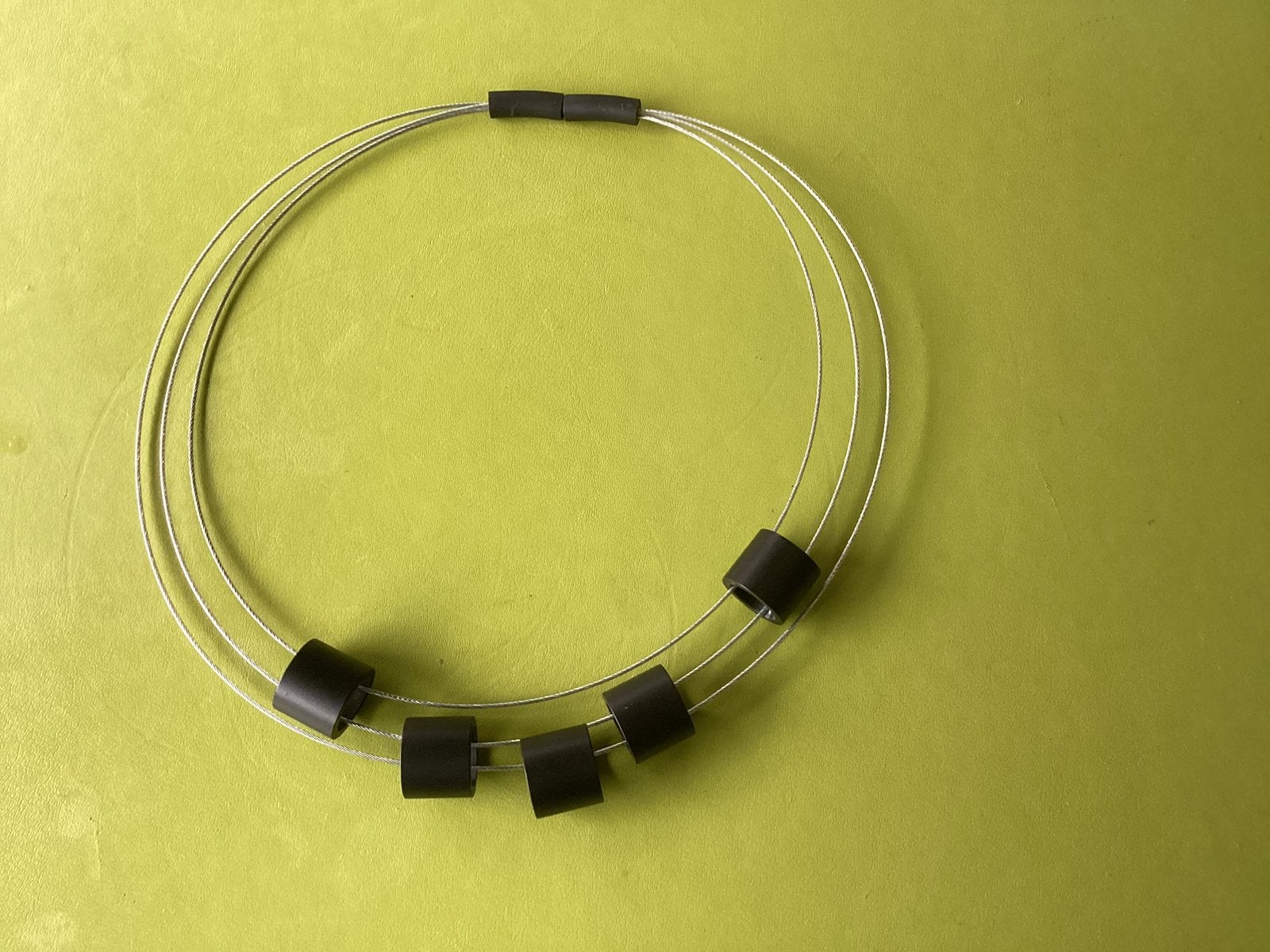 Moderne spang met zwarte ringen, kunststof., Sieraden, Tassen en Uiterlijk, Kettingen, Met hanger, Kunststof, Zwart, Ophalen of Verzenden