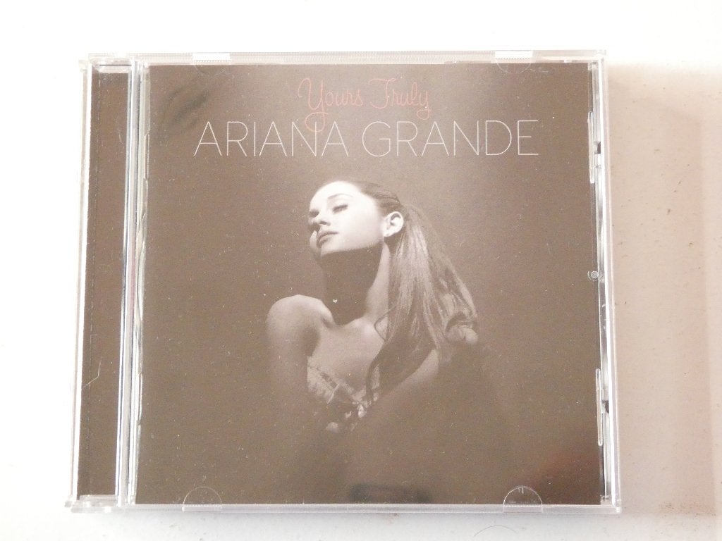 Ariana Grande – Yours Truly, Verzenden