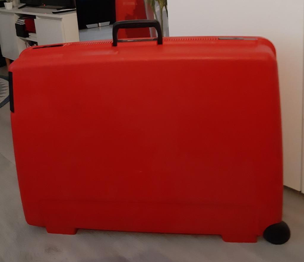 Delsey Koffer Rood met Wieltjes 70x50, Sieraden, Tassen en Uiterlijk, Koffers, Ophalen of Verzenden, Gebruikt, Hard kunststof
