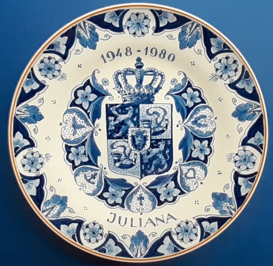 Porceleyne Fles 1980 Abdicatie Koningin Juliana 23cm (1), Antiek en Kunst, Antiek | Wandborden en Tegels, Ophalen of Verzenden