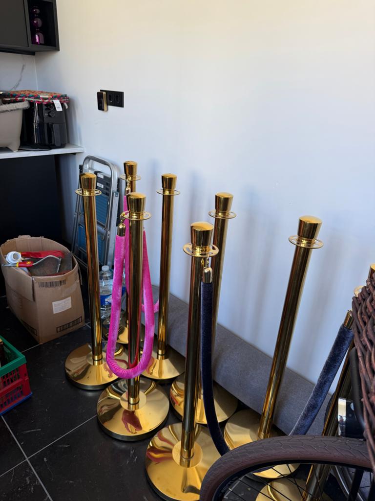 8 Gouden Afzetpaaltjes met Roze & Antraciet Koord - Bruiloft, Ophalen of Verzenden, Nieuw, Versiering, Overige