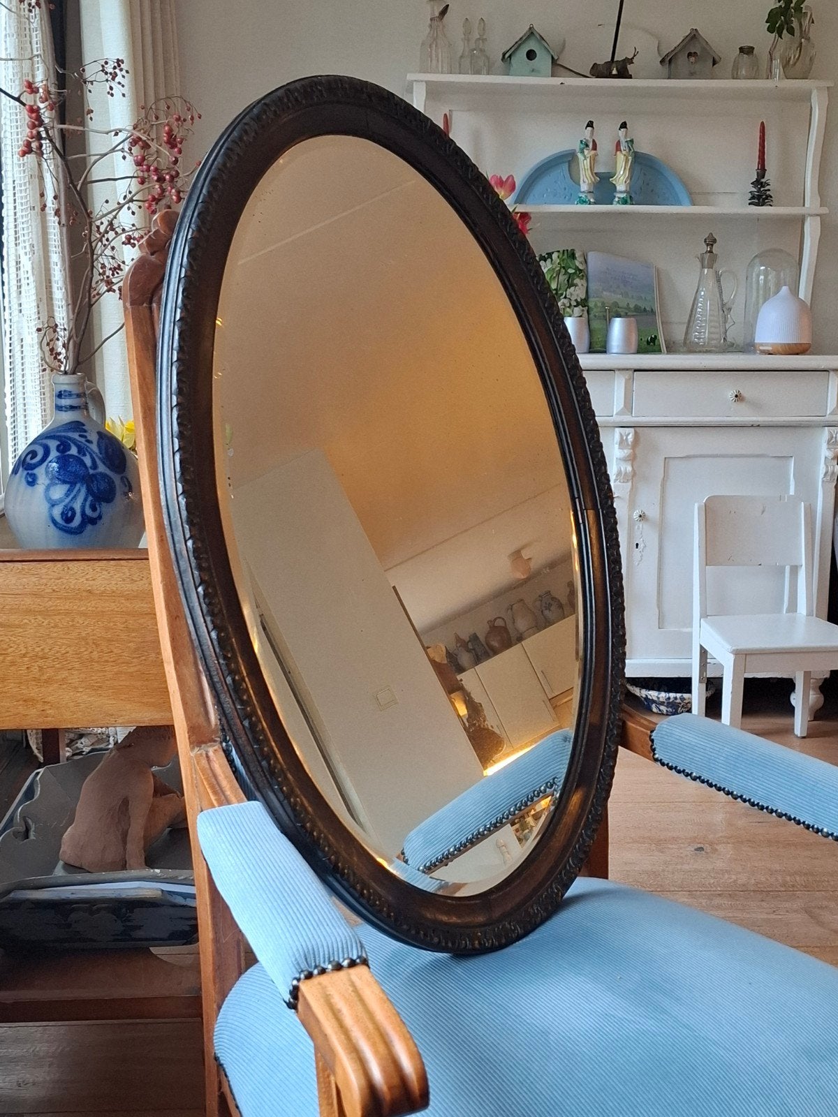 Antieke ovale spiegel met sierlijke houten lijst, Antiek en Kunst, Ophalen