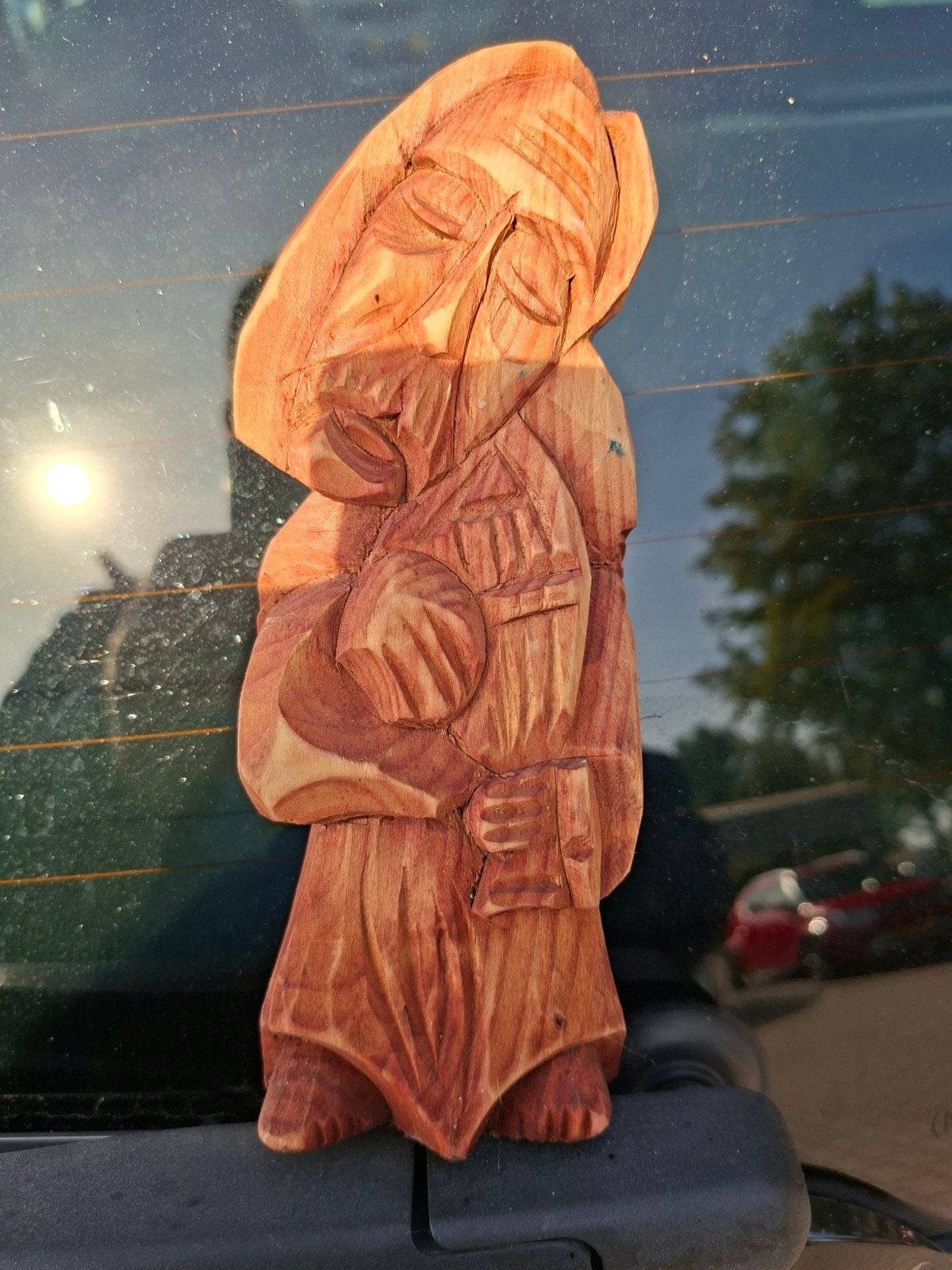 Handgesneden houten beeld van een figuur, Ophalen of Verzenden, Handgemaakt, 20 - 50 cm, Beeld