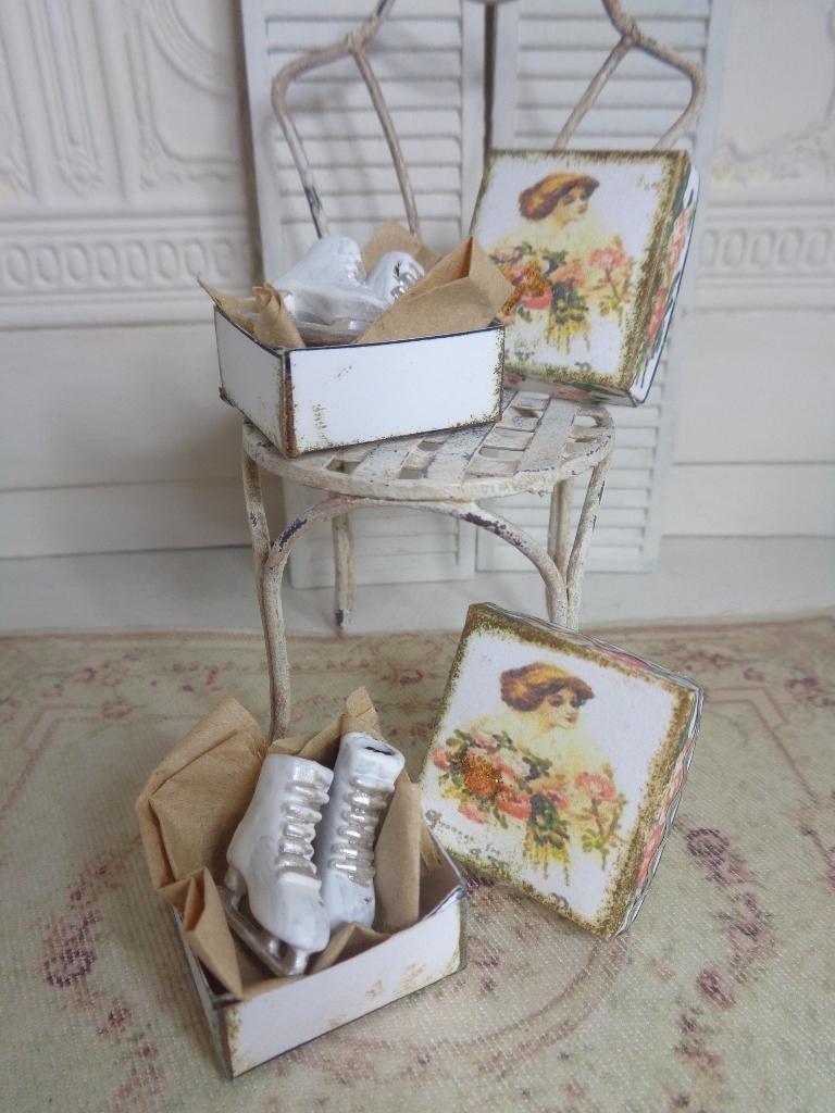 Luxe doosjes met schaatsjes...Poppenhuis 1:12...(Fotonr R8), Ophalen of Verzenden, Nieuw, Poppenhuis