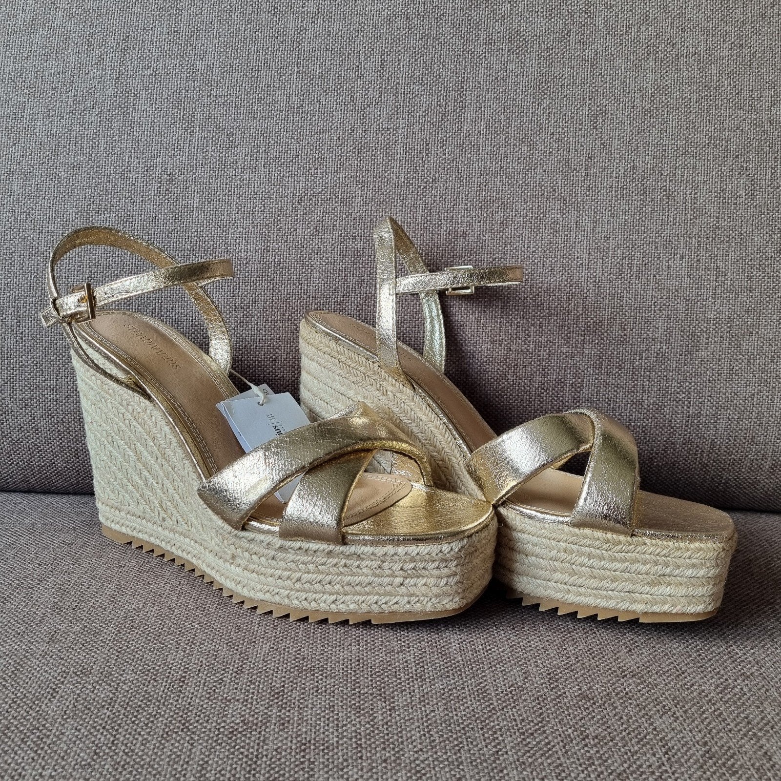 Nieuwe Stradivarius gouden sandalen - wedges/sleehak maat 40, Overige kleuren, Nieuw, Stradivarius, Sandalen of Muiltjes