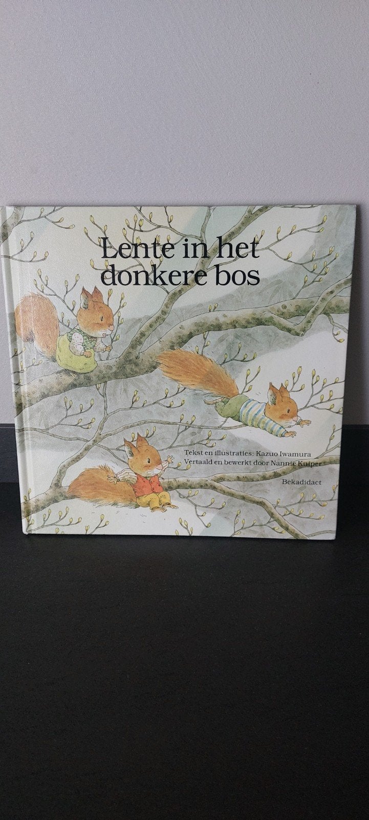 Lente in het donkere bos. Kazuo Iwamura., Ophalen of Verzenden, Gelezen