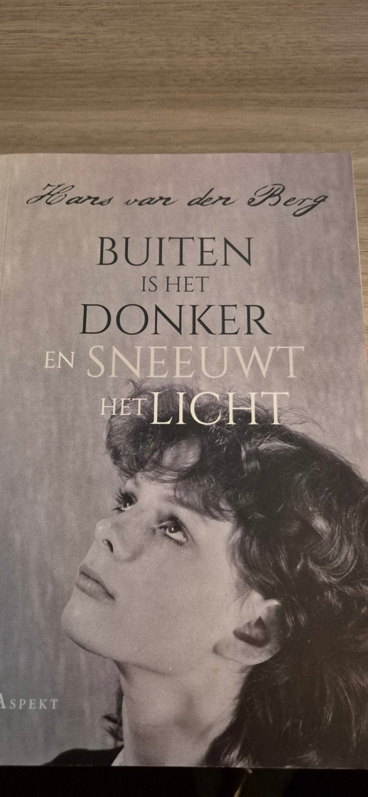 Buiten is het donker en sneeuwt het licht, Ophalen of Verzenden, Zo goed als nieuw, Hans van den Berg