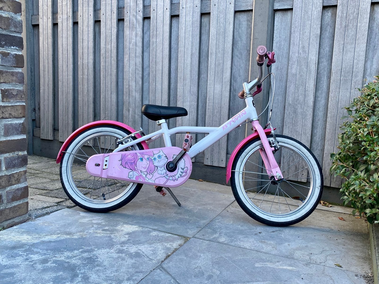 Btwin kinderfiets 16 inch roze/wit, Fietsen en Brommers, Ophalen, Gebruikt, Trommelrem, 16 tot 20 inch