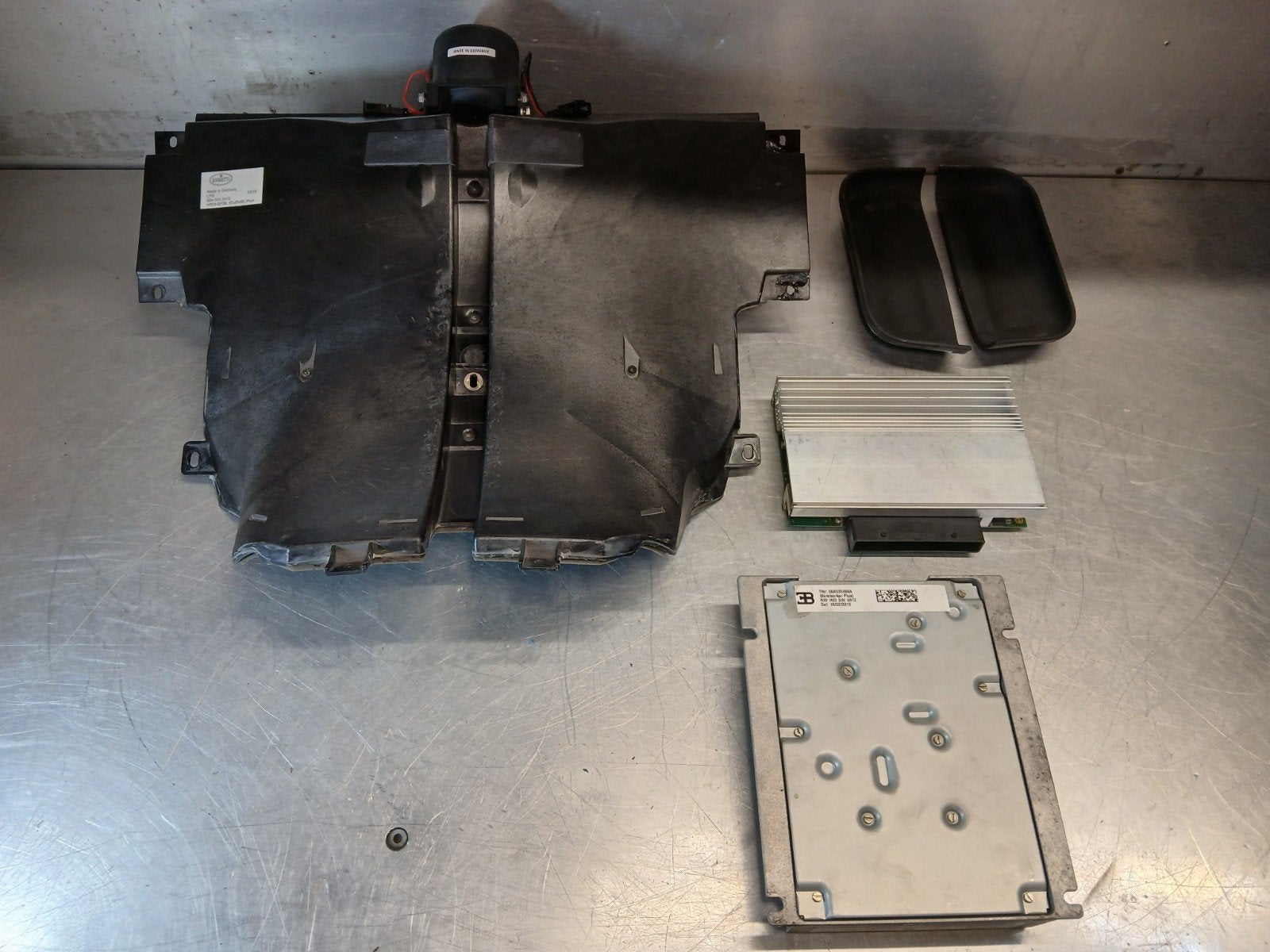 BUGATTI CHIRON AUDIO SYSTEM SUBWOOFER 5b4035301b 5b4035454, Gebruikt, Ophalen of Verzenden