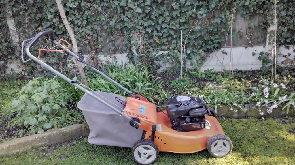 Husqvarna Grasmaaier Husqvarna R 147s, Tuin en Terras, Grasmaaiers, Ophalen, Cirkelmaaier, Gebruikt, Benzine-grasmaaier