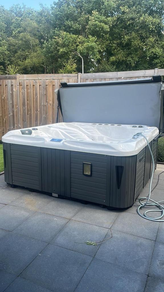 Luxe Jacuzzi met Afdekzeil, Ophalen, Zo goed als nieuw, Afdekzeil, Vast