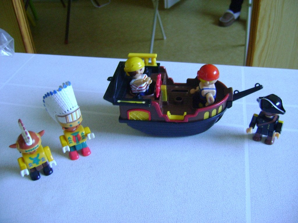 6 del piraten bootje 17lx16h met 3 piraten viking en indiaan, Ophalen of Verzenden, Zo goed als nieuw