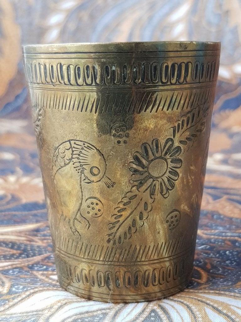 Twee mooie originele antieke Oosterse bekers van koper 7 cm., Handgemaakt, Goud, Overige typen, Overige herkomsten