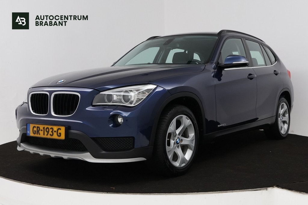 BMW X1 SDrive20i Executive (TREKHAAK, PARKEERSENSOREN, NAVIG, 4 cilinders, Blauw, 184 pk, SUV of Terreinwagen