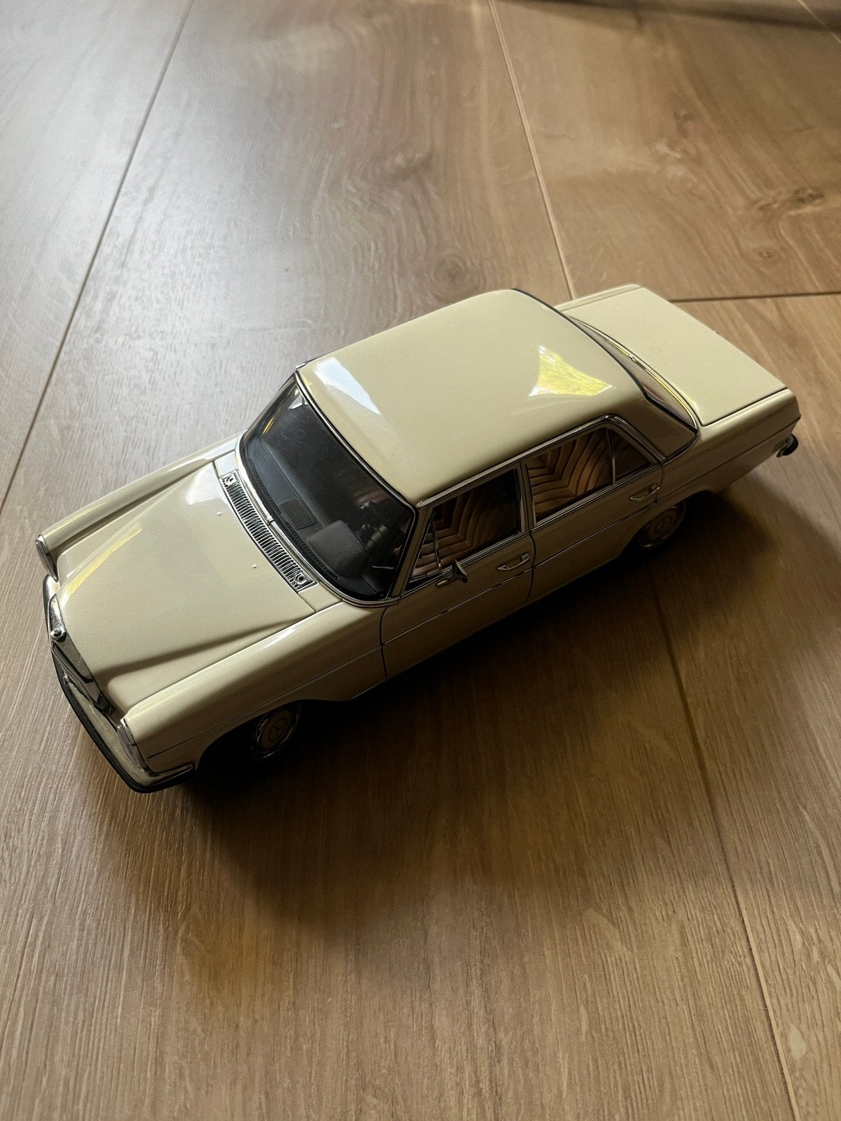 Mercedes-Benz 220 D (W115) 1:18 diecast model car, cream,, Ophalen of Verzenden, Zo goed als nieuw, Overige merken