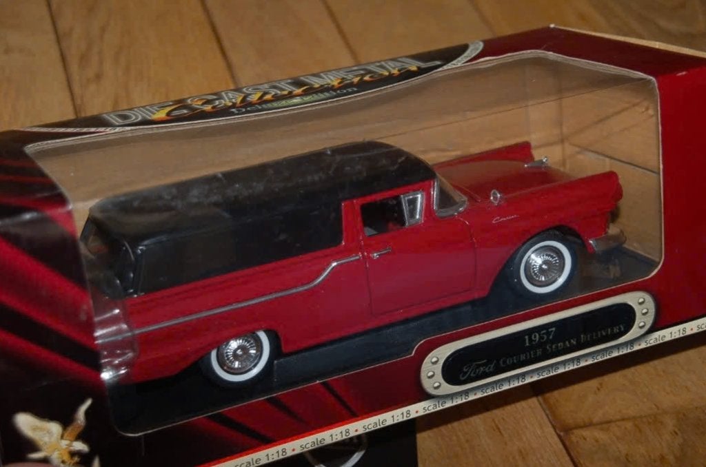 1:18 FORD COURIER SEDAN DELIVERY rood Road legends WRH, Verzenden, Zo goed als nieuw, Auto, Overige merken