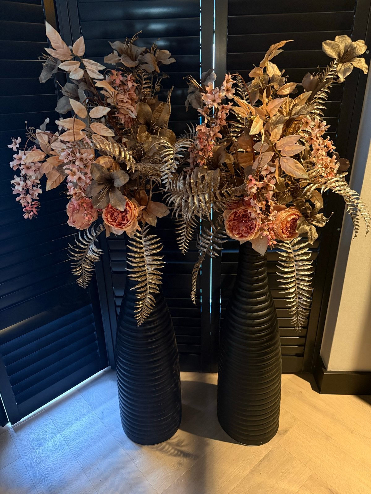 2 zwarte hoge vazen met kunstbloemen, Huis en Inrichting, Ophalen, Zo goed als nieuw, Inclusief decoratie, Zwart