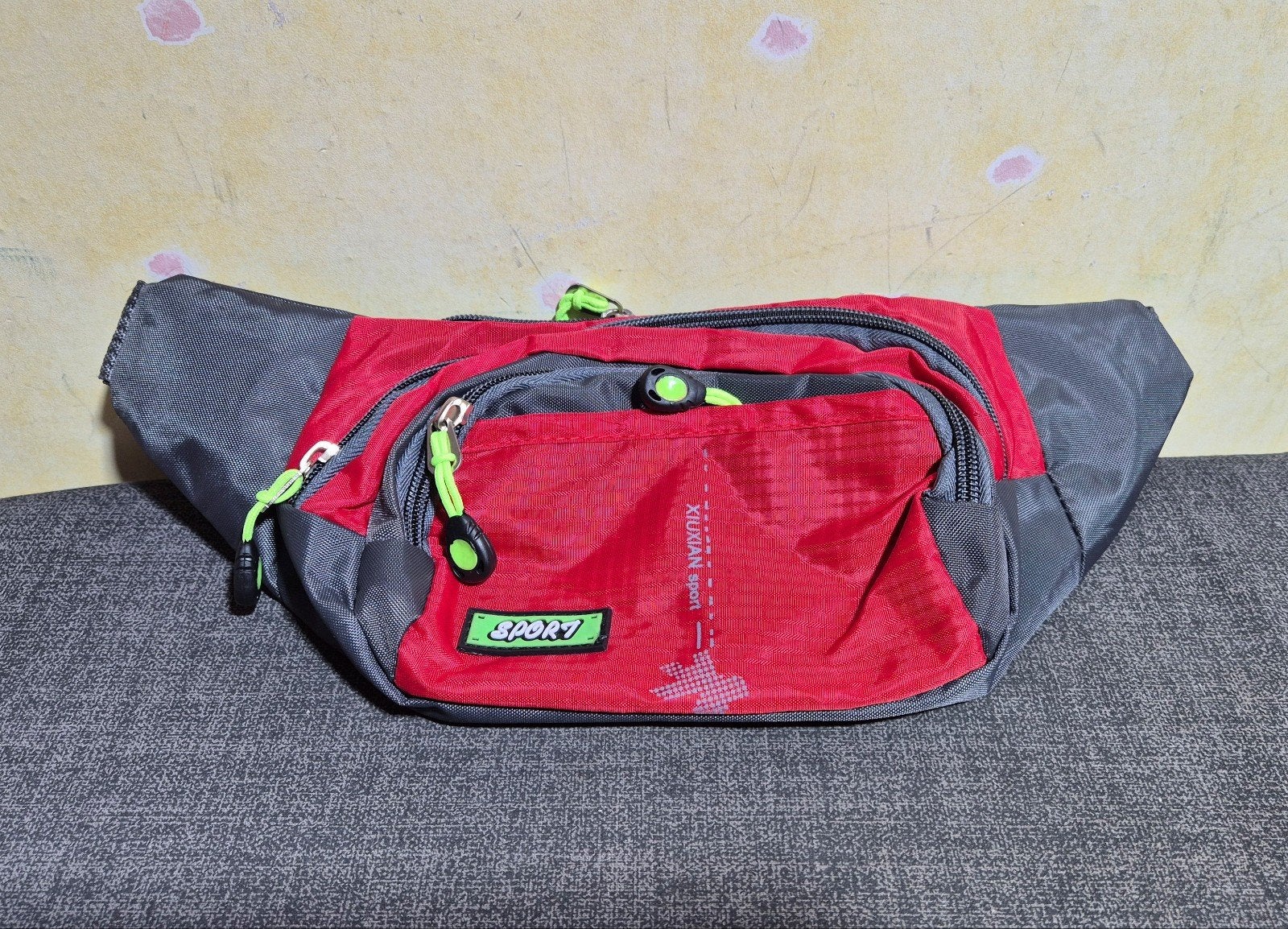 Gloednieuw rood heuptasje - Ideaal voor festivals & reizen, Minder dan 40 cm, Rood, Nieuw, Minder dan 35 cm