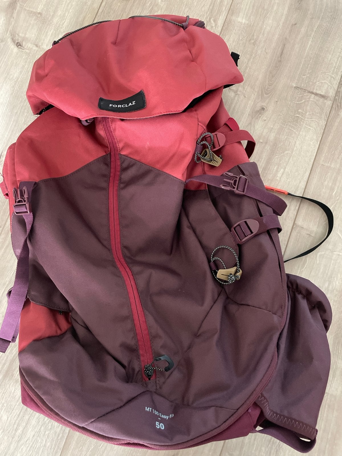 Forclaz MT100 Easyfit 50L Trekking Rugzak - Rood/Paars, Overige merken, 25 tot 40 cm, Ophalen of Verzenden, Zo goed als nieuw