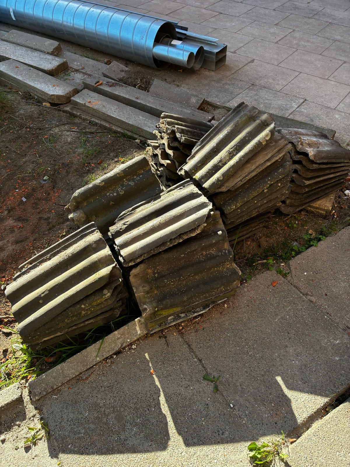 Zwarte geribbelde dakpannen (ca. 70 stuks), Ophalen, Gebruikt, Zwart, Dakpannen