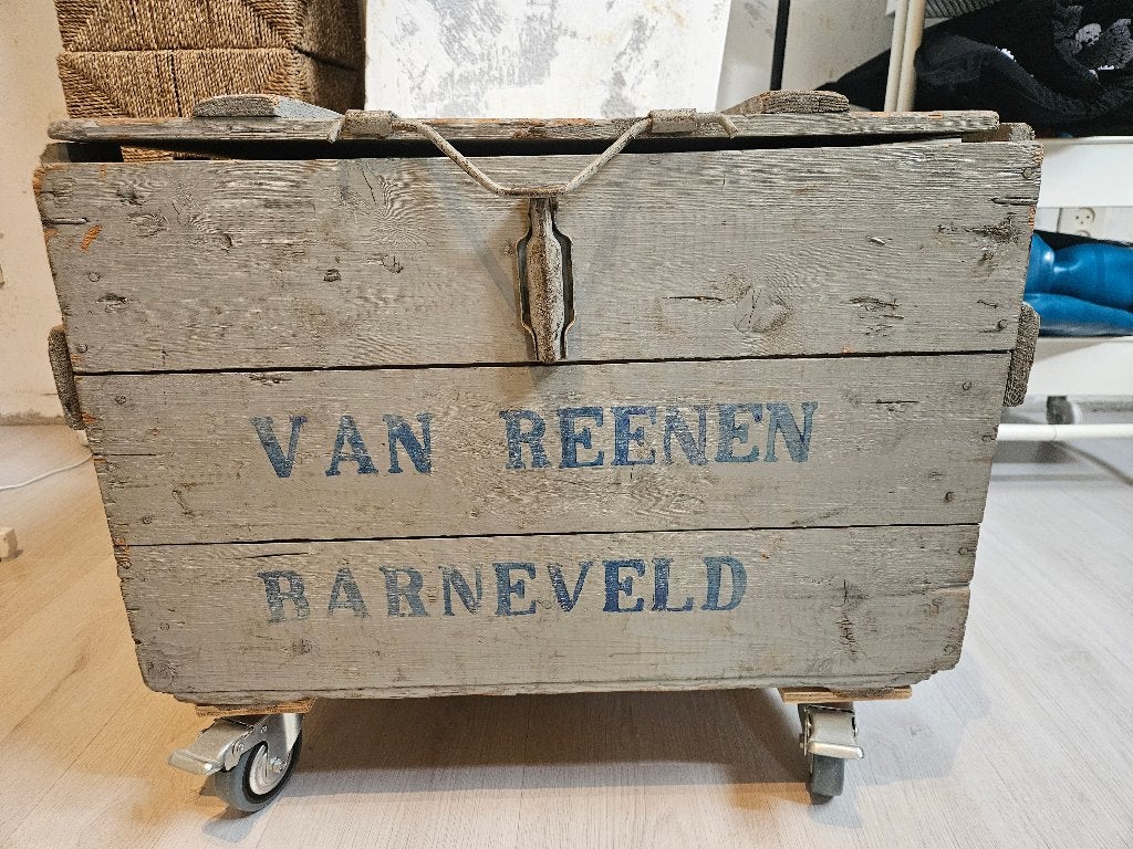 Antieke houten kist, Ophalen