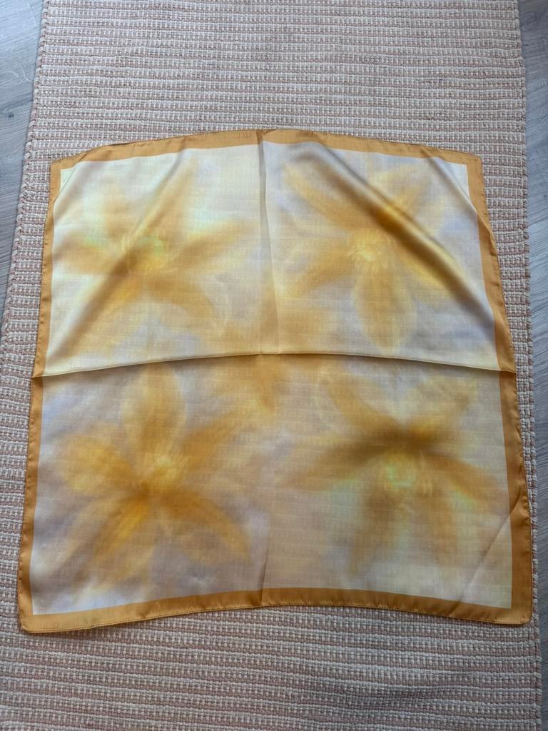 Doos met 20 sjaaltjes geel/goud kleur €40, Kleding | Dames, Ophalen of Verzenden, Nieuw, Maat 34 (XS) of kleiner, Sjaal